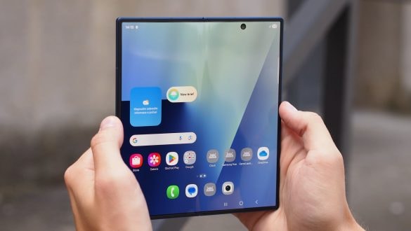 Je to tady. Samsung ukázal technologii, která může změnit skládací telefony