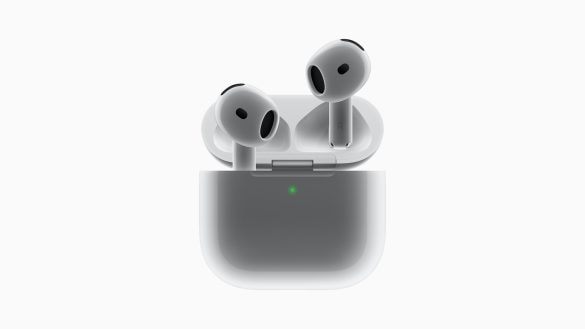 Cena nejoblíbenějších sluchátek klesla. AirPods 4 koupíte už za 3 189 Kč