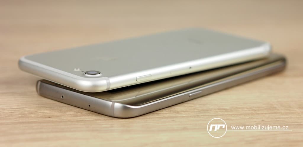 iPhone 7 vs Galaxy S7 srovnání