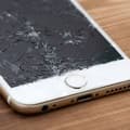 Nový skleněný iPhone zamířil do prvních crashtestů. Jak obstál?