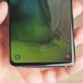 Čtečka u Galaxy S10 není umístěna uprostřed displeje