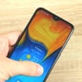 Recenze Samsung Galaxy A20e: ani génius, ani otloukánek