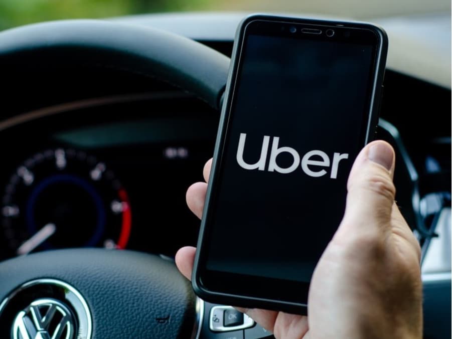 K volbám třeba Teslou? Uber vás díky slevě v aplikaci odveze volit