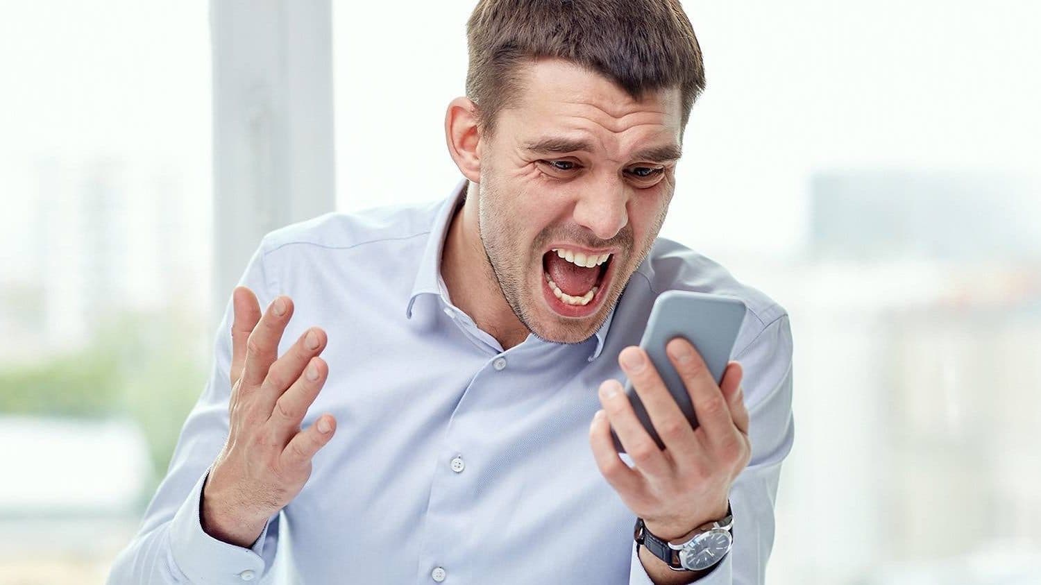Rozzlobený uživatel smartphonu