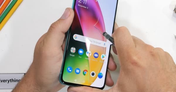 Jak dopadl OnePlus 8T v testu odolnosti? Telefon vydržel hodně