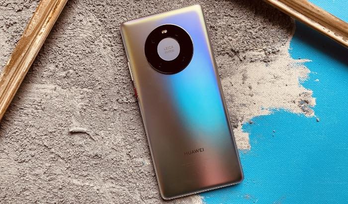 Nový Huawei Mate 40 Pro je nedostatkovým zbožím. Na vině ale není poptávka