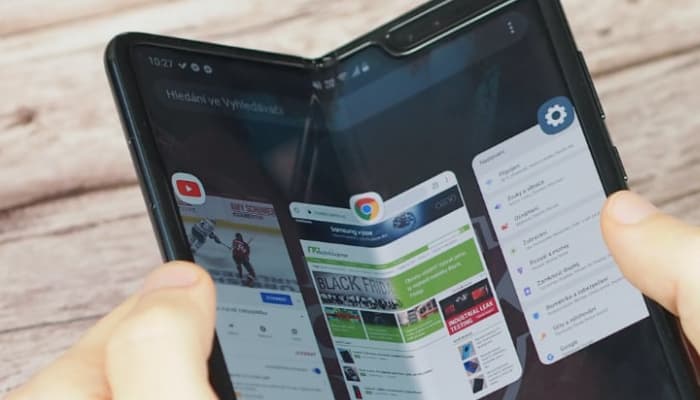 Na první generaci telefonu Galaxy Fold míří konečně Android 11