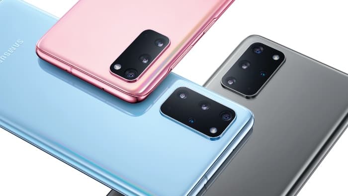 Premiéra Galaxy S21 nechává Čechy v klidu. Třetina by radši S20