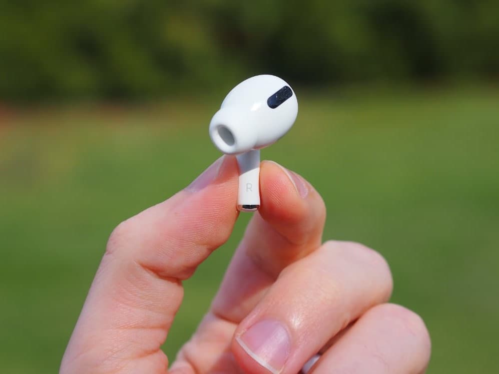 Sluchátka AirPods Pro poškodila mladíkovi sluch, posílá za to Apple k soudu!