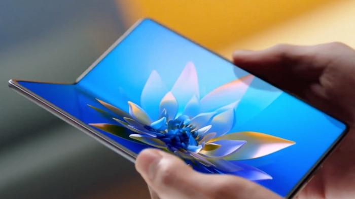 Šíleně drahý a přesto žádaný. Skládací Huawei Mate X2 trhá rekordy