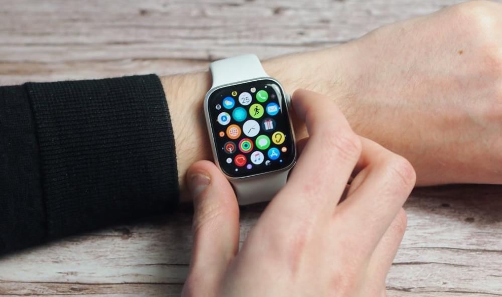 Apple vydává watchOS ve verzi 7.4. Jaké novinky přináší?