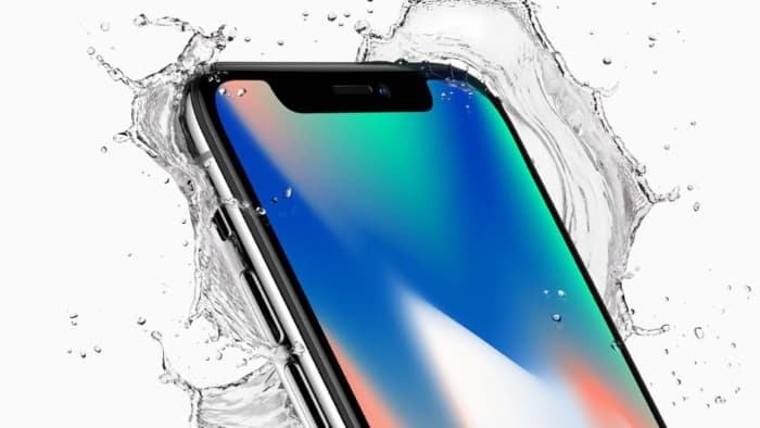 iPhone 11 přežil půl roku na dně jezera. Potápěči ho vrátili majitelce