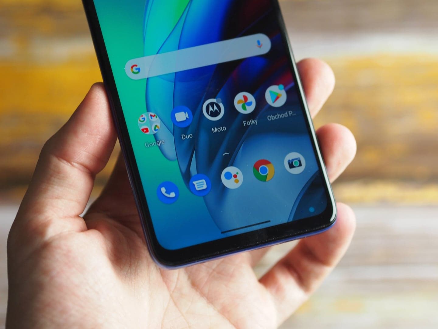 Motorola si zakládá na displejích. Moto G100 ukazuje, že to jde i s LCDčkem!