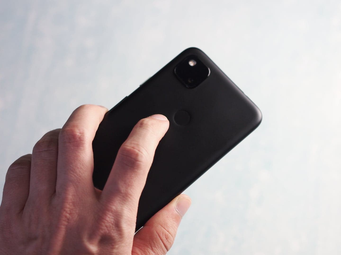 Recenze Google Pixel 4a – Mobil, který těší a bolí zároveň