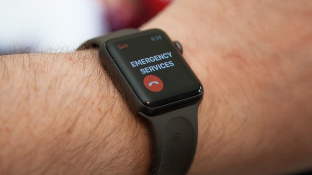 Apple Watch k nám nouzově volají každou hodinu, stěžuje si policie