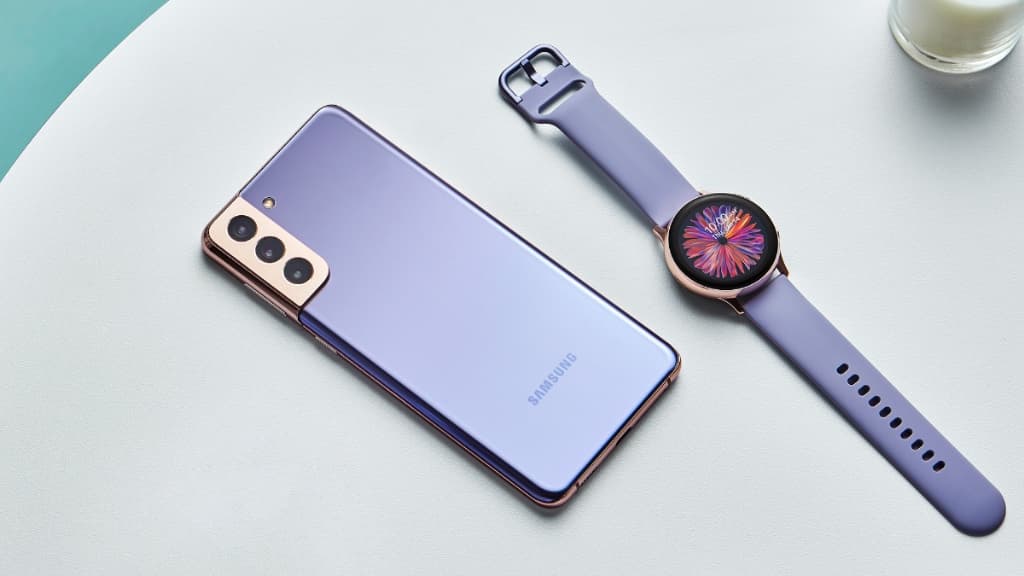 Samsung Galaxy S21 nebyl nikdy výhodnější. Je ve slevě a ještě s Galaxy Watch zdarma