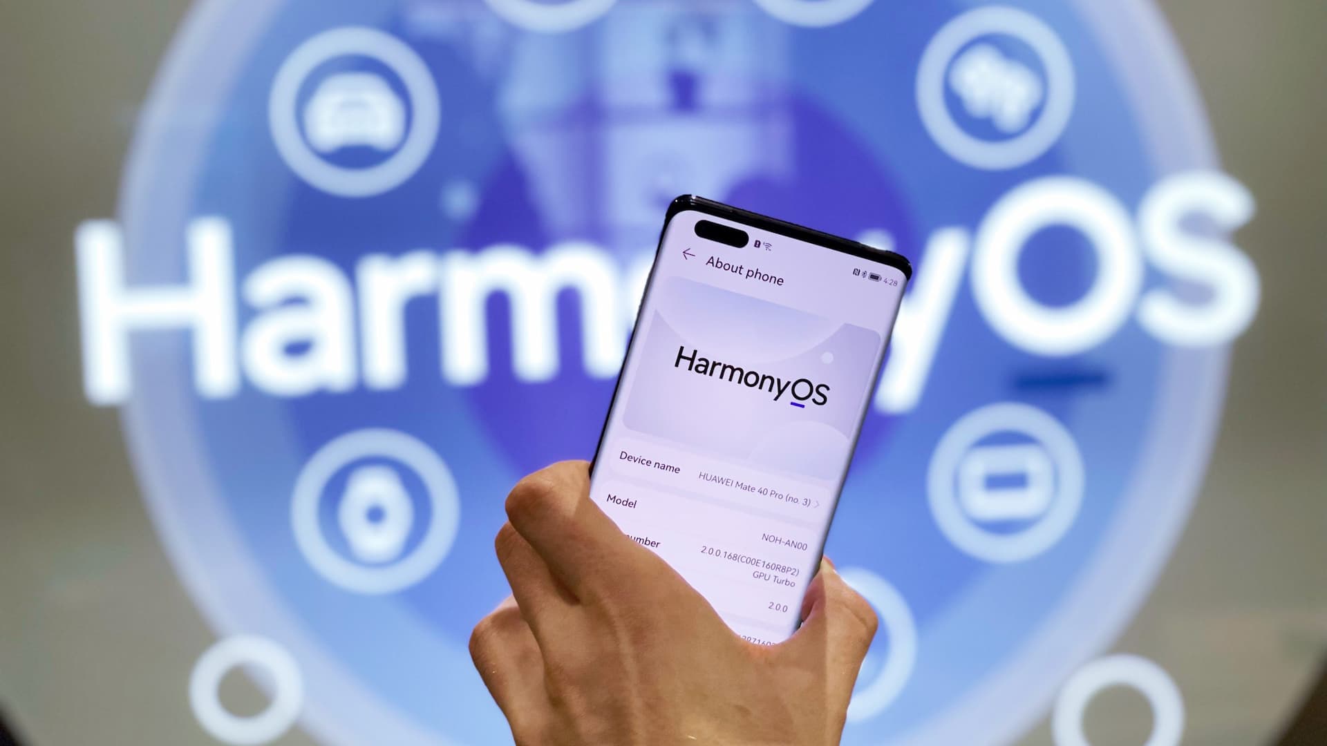 Huawei to myslí s Harmony OS vážně. Aktualizuje i tento pět let starý telefon