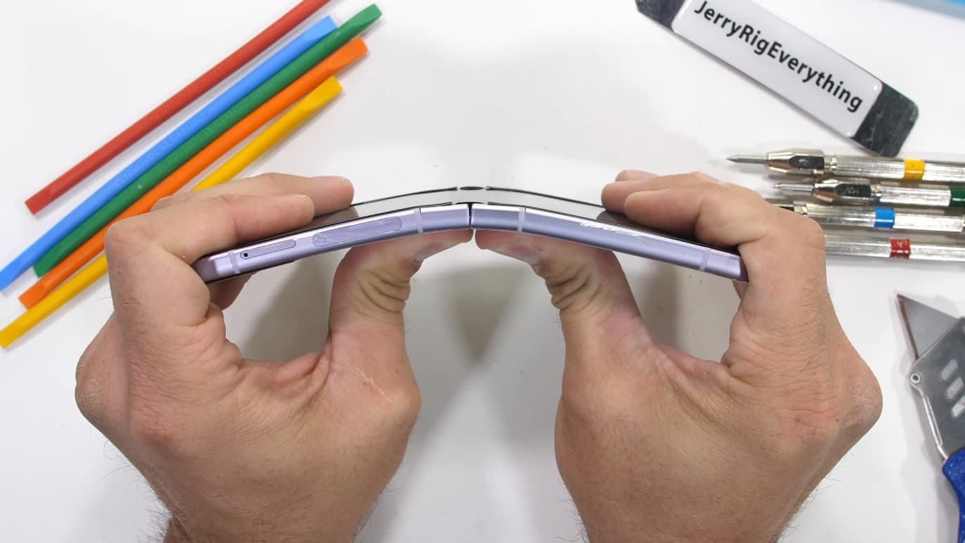 Samsung Galaxy Z Flip 3, JerryRigEverything