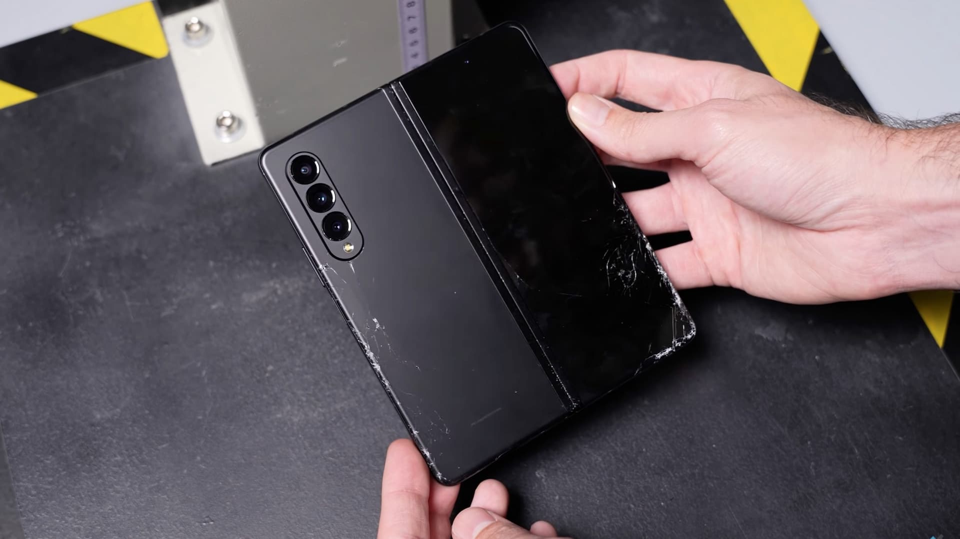 Chcete vidět rozdrcený Samsung Galaxy Z Fold 3? Droptest hodně překvapil