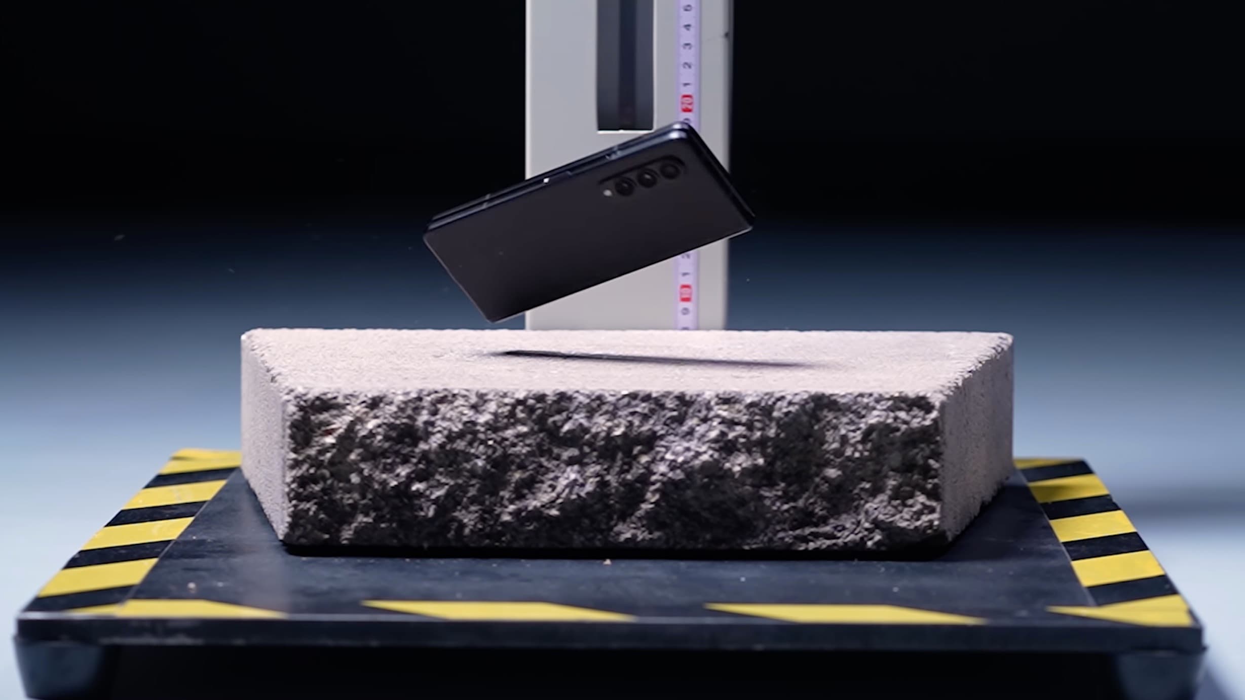 Samsung Galaxy Z Fold 3, drop test