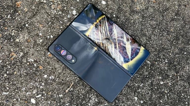 Samsung Galaxy Z Fold 3 vybuchl. Byl poškozený a mířil na reklamaci