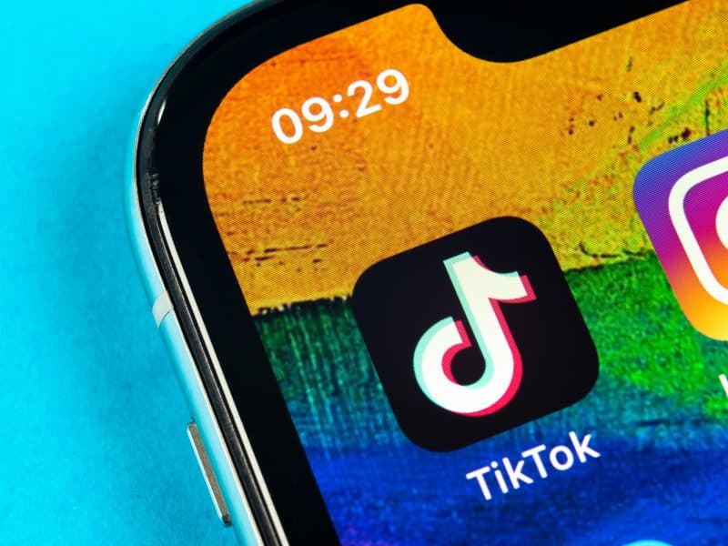 Kyber-šmejdi tvrdě útočí na TikTok. Nemáte v telefonu nebezpečný fejk?