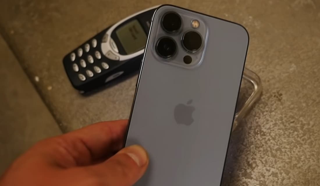 Velmi netradiční droptest! YouTuber proti sobě postavil iPhone 13 Pro a živoucí legendu