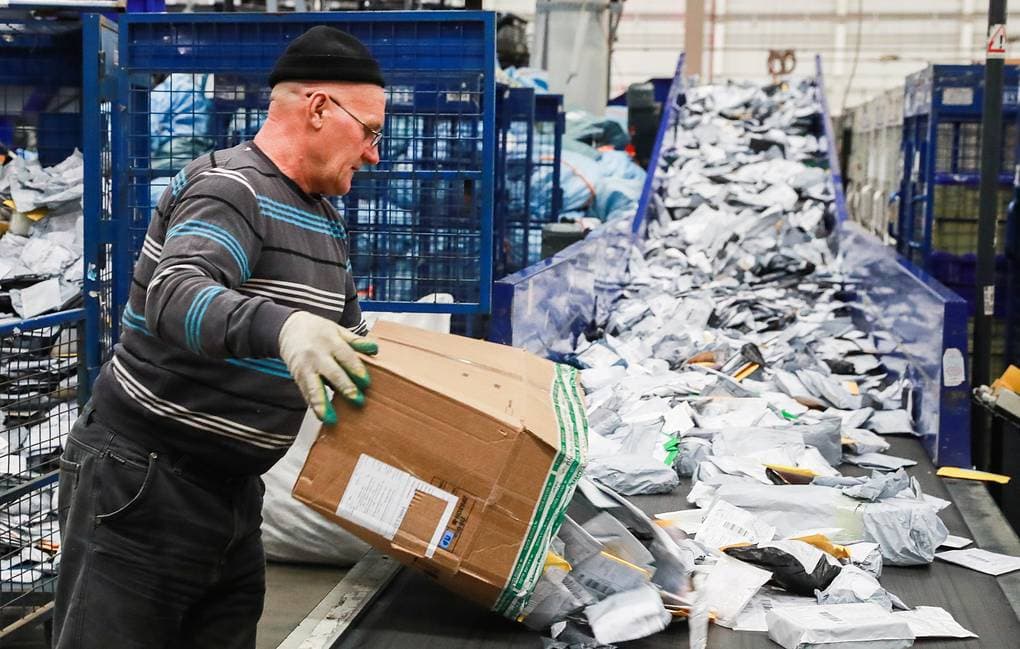 Balíčky zůstávají ve skladu České pošty, lidé je zapomínají proclít