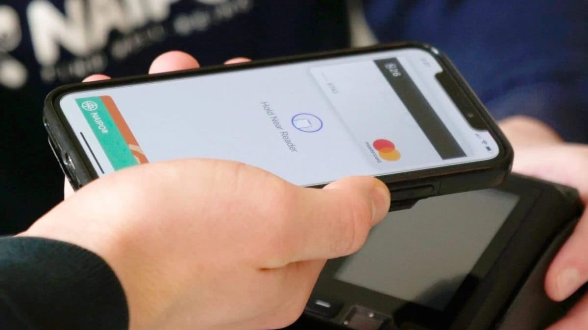 Apple konečně polevil. iPhone NFC otevírá pro vývojáře mimo EU, avšak s podmínkou