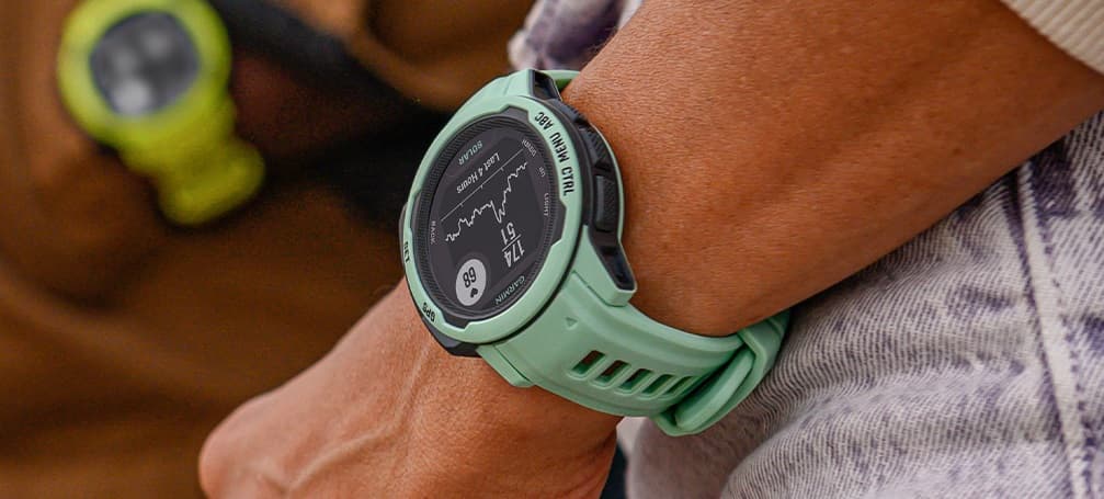 Nové hodinky Garmin Instinct 2 mají takřka nekonečnou výdrž. Jak je to možné?