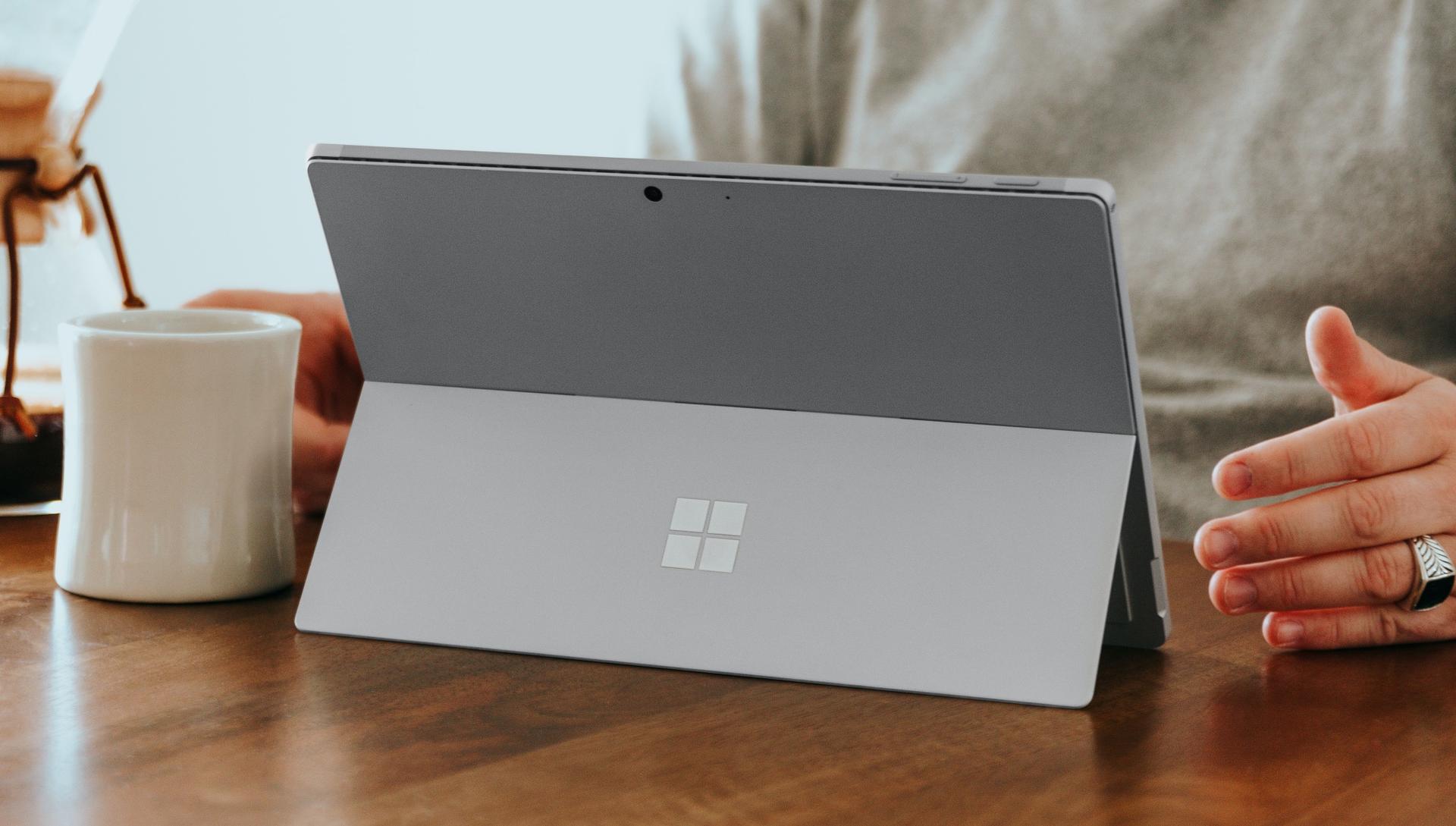 Ušetříte přes 4 tisíce. Microsoft Surface láká na slevy a klávesnici zdarma