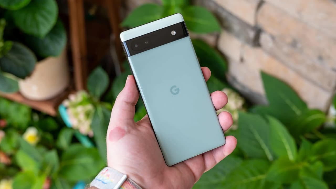 Google Pixel 6a v ruce