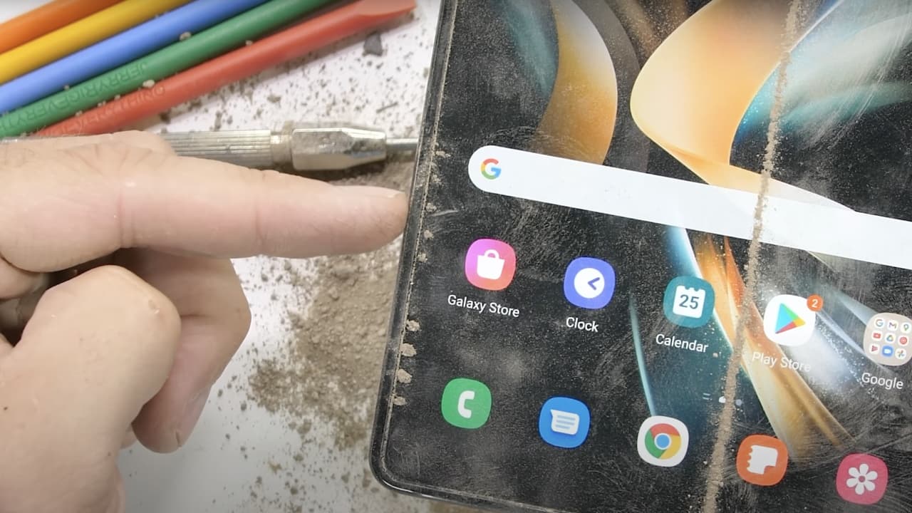 Samsung Galaxy Z Fold 4 má za sebou test odolnosti. Na zničení displeje stačí pouhý nehet