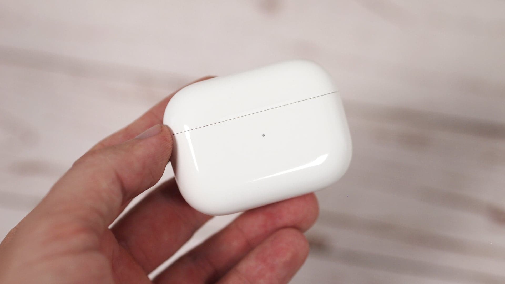 Apple AirPods Pro 2 v ruce