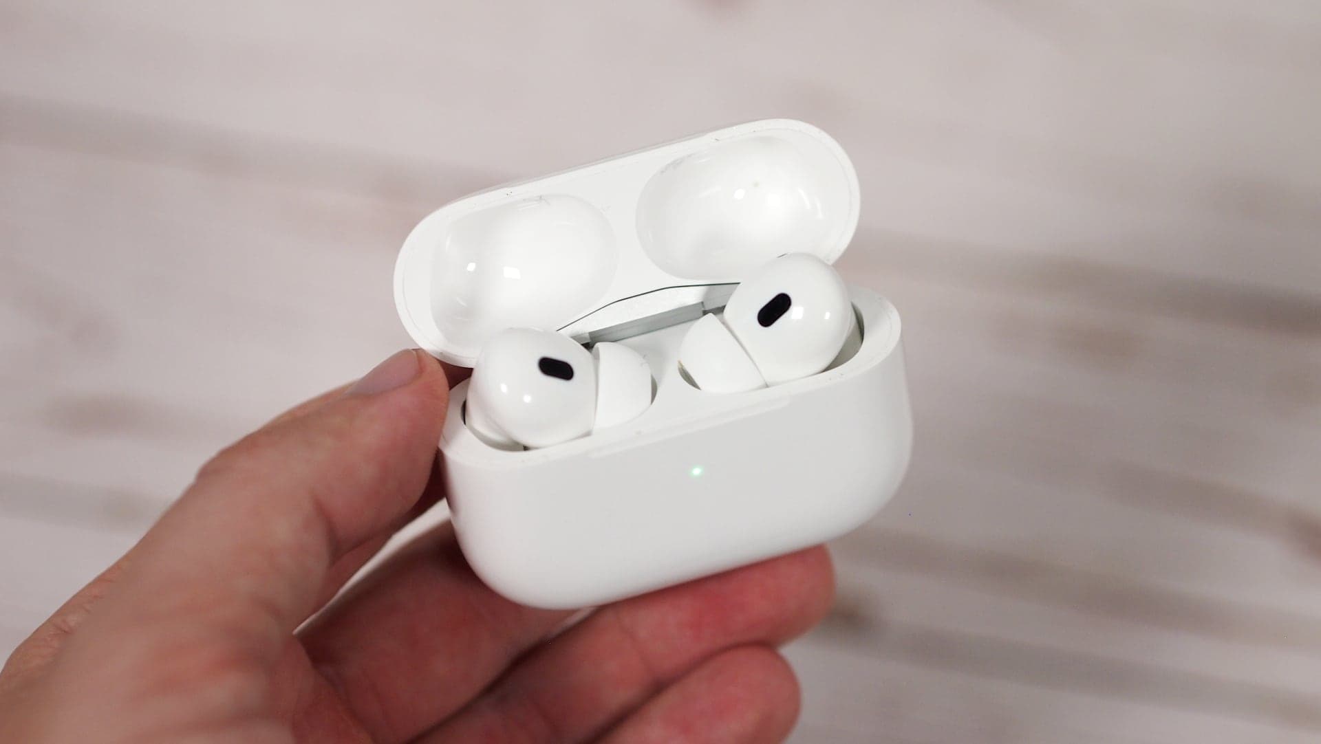 Otevřená sluchátka jsou připravena pro spárování s iPhonem