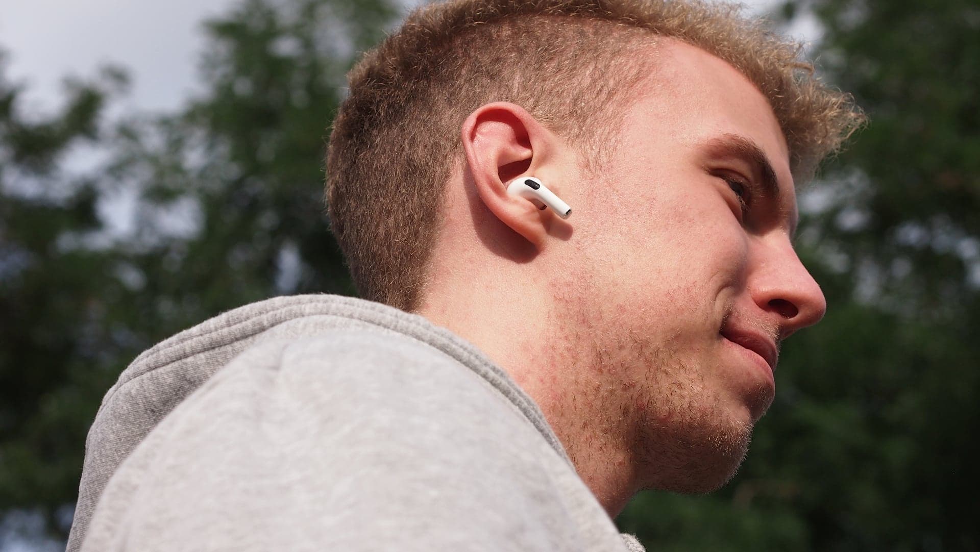 Poslouchat hudbu s novými AirPods Pro 2 je paráda