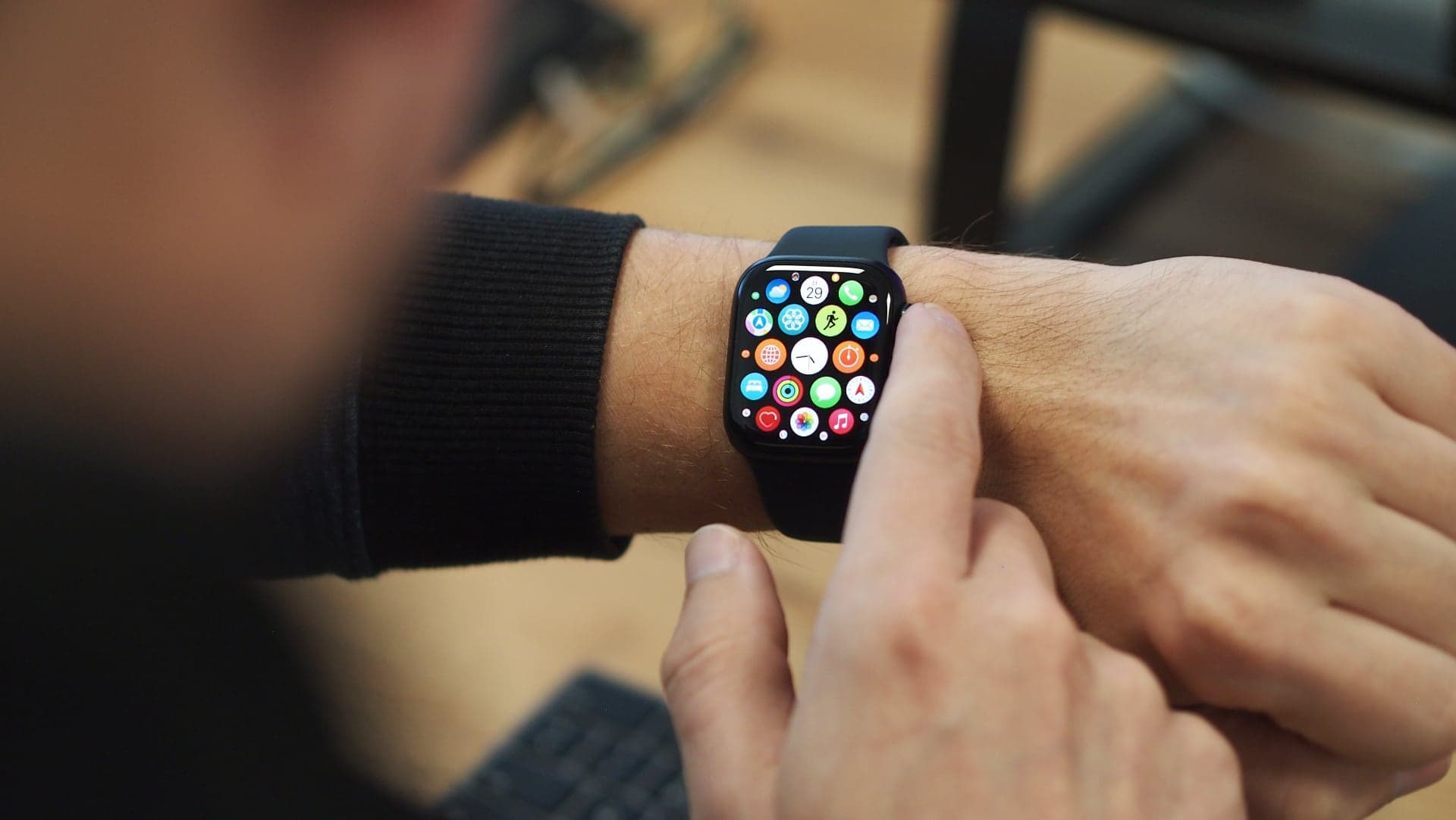 Apple Watch zachránily další lidský život. Pozadí události však budí rozpaky