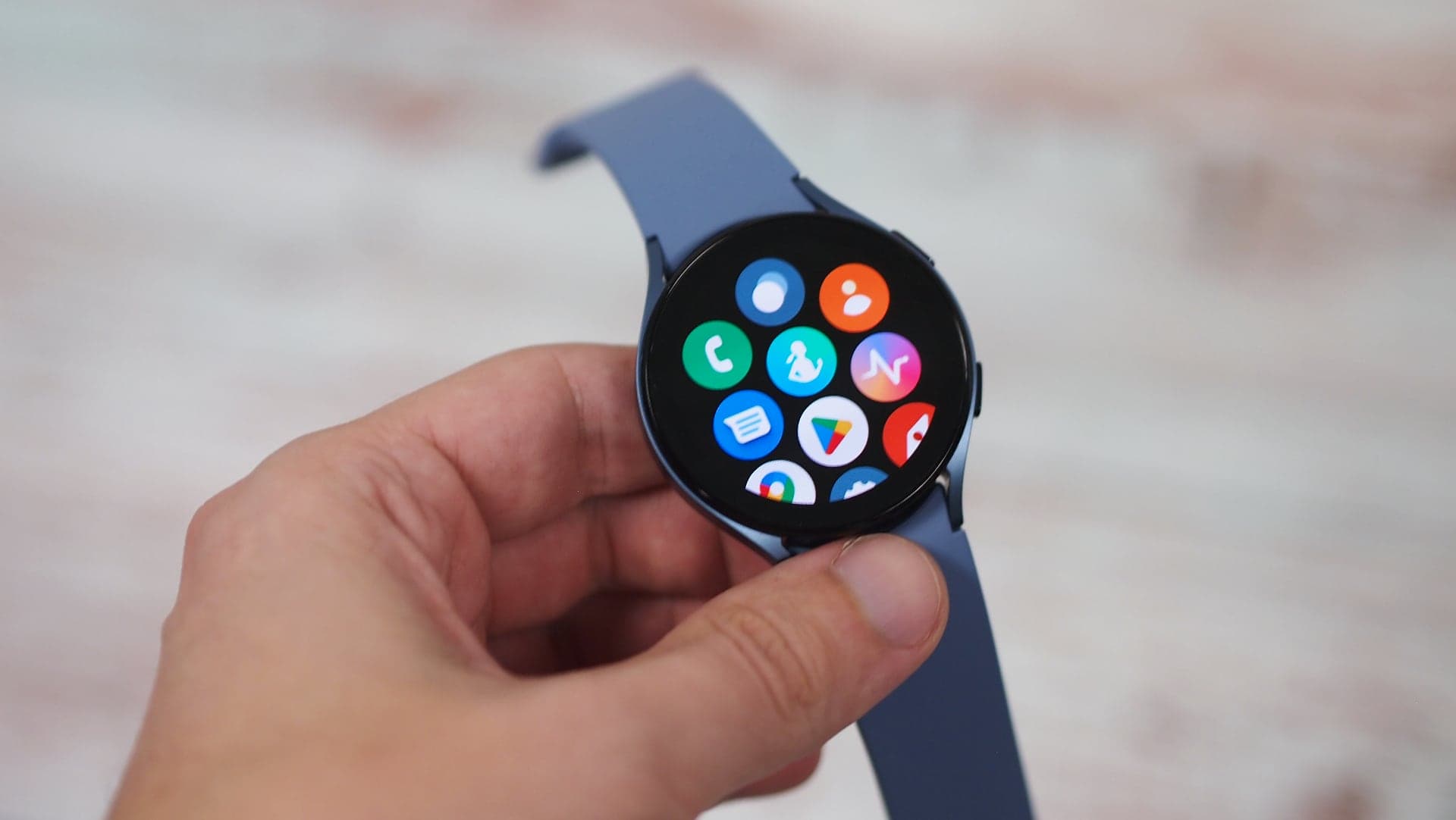 Po softwarové stránce Samsung vsadil na Wear OS společně s One UI Watch 4.5