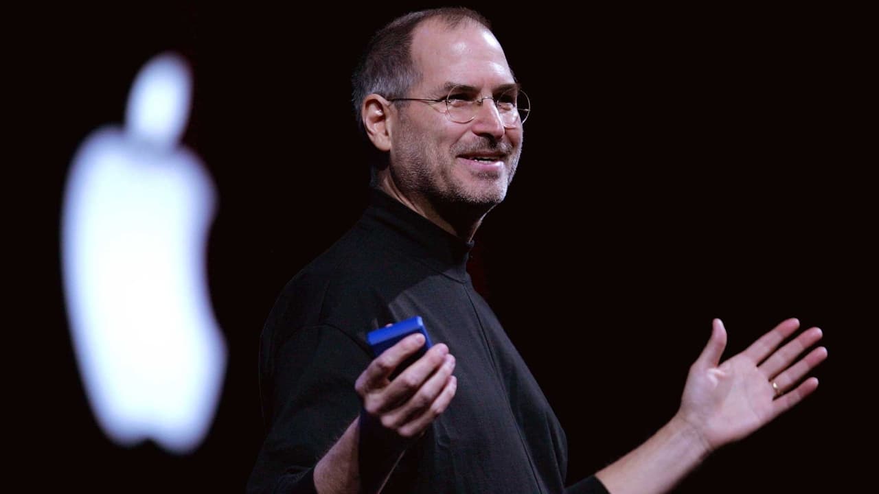 Jak si Steve Jobs představuje skládací iPhone? Odpovídá umělá inteligence