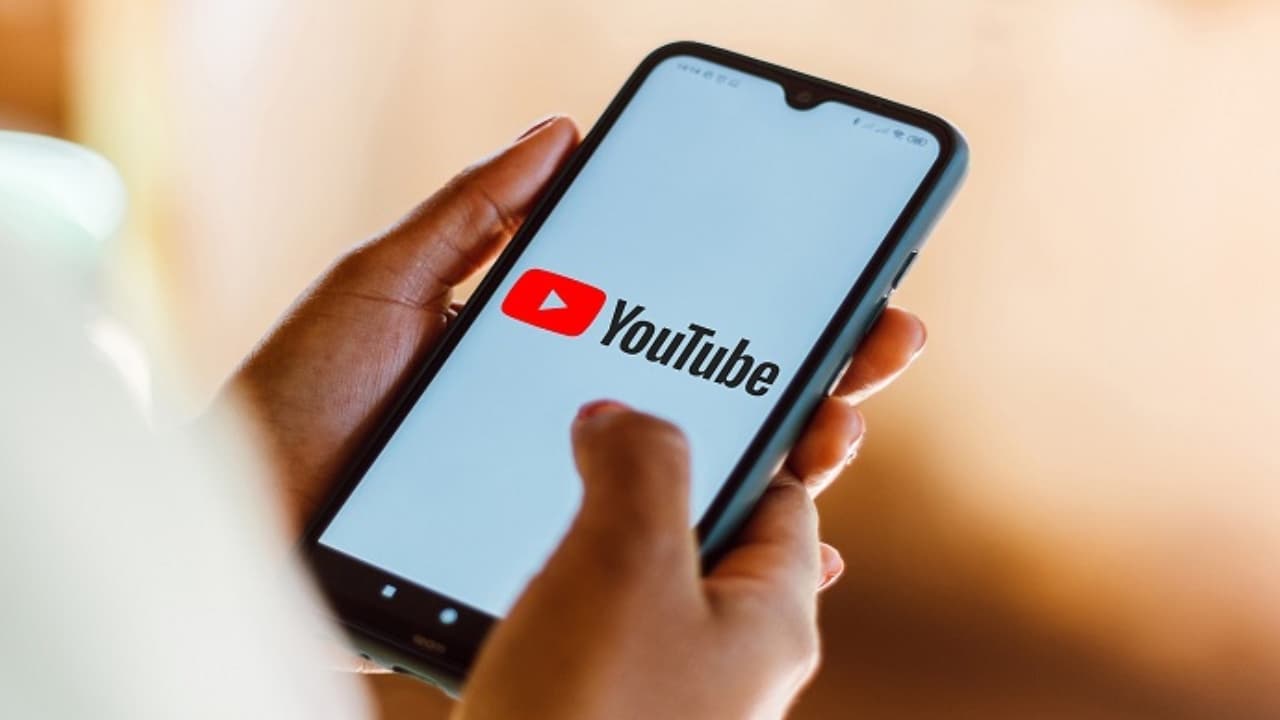 Google opět experimentuje. Videa na YouTube nově shrne umělá inteligence