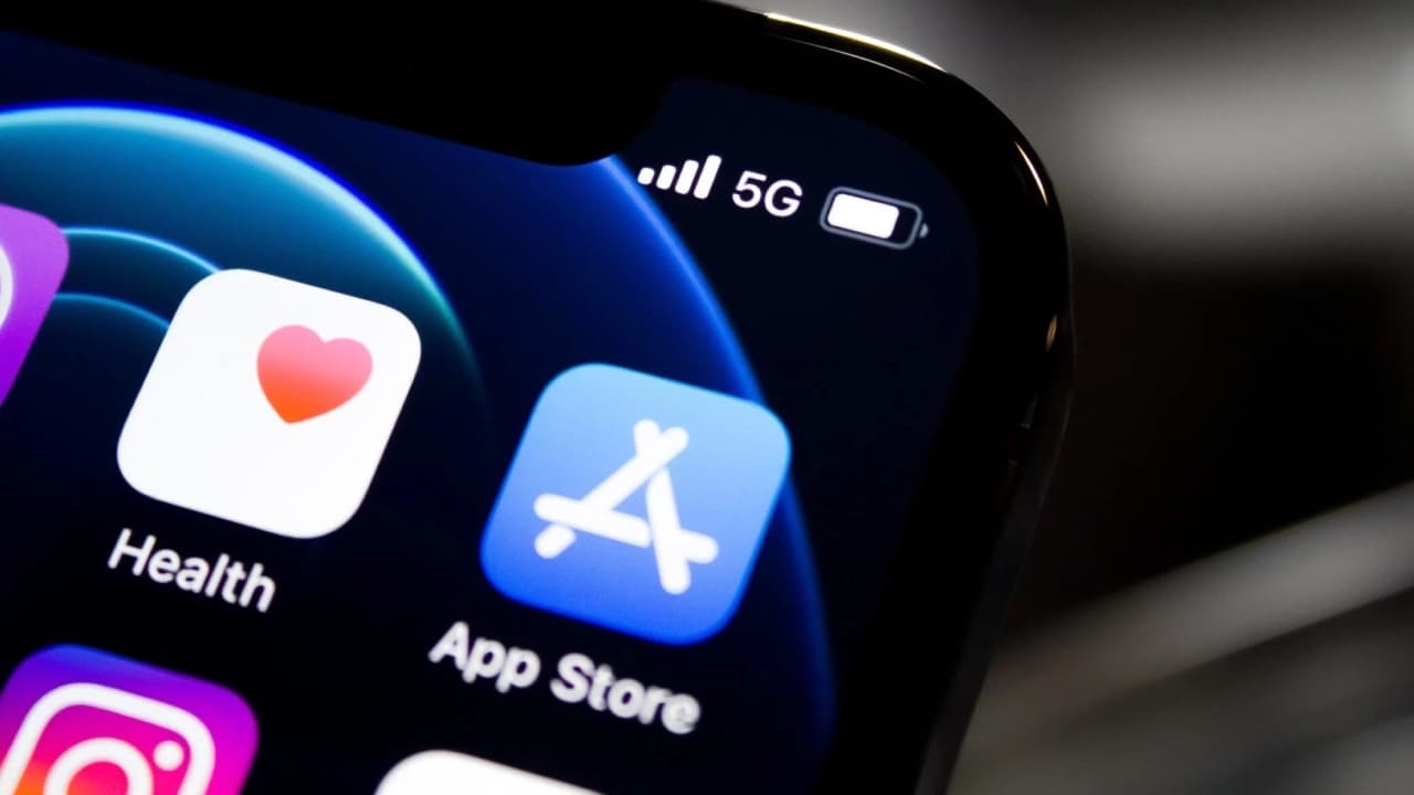 Apple tvrdě zametl s podvodníky. App Store zachránil uživatelům miliardy