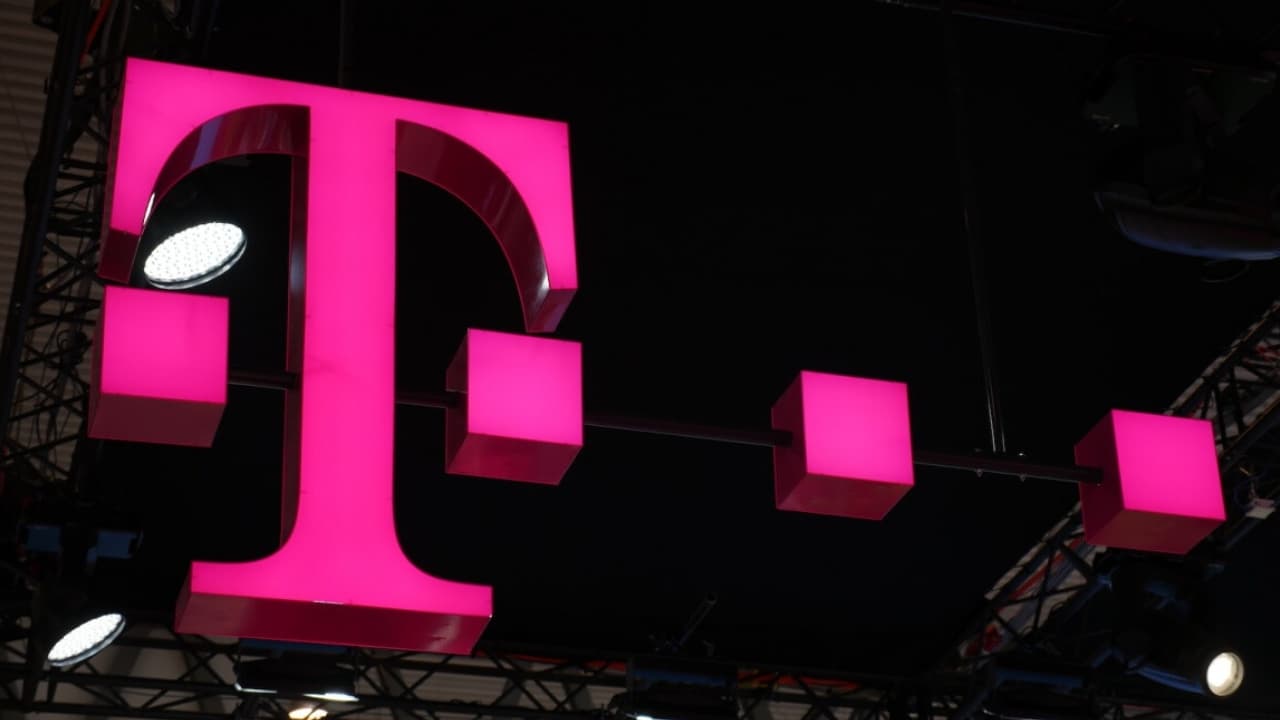 T-Mobile jede vánoční bomby! Rozdává telefony za korunu a má i jedno překvapení