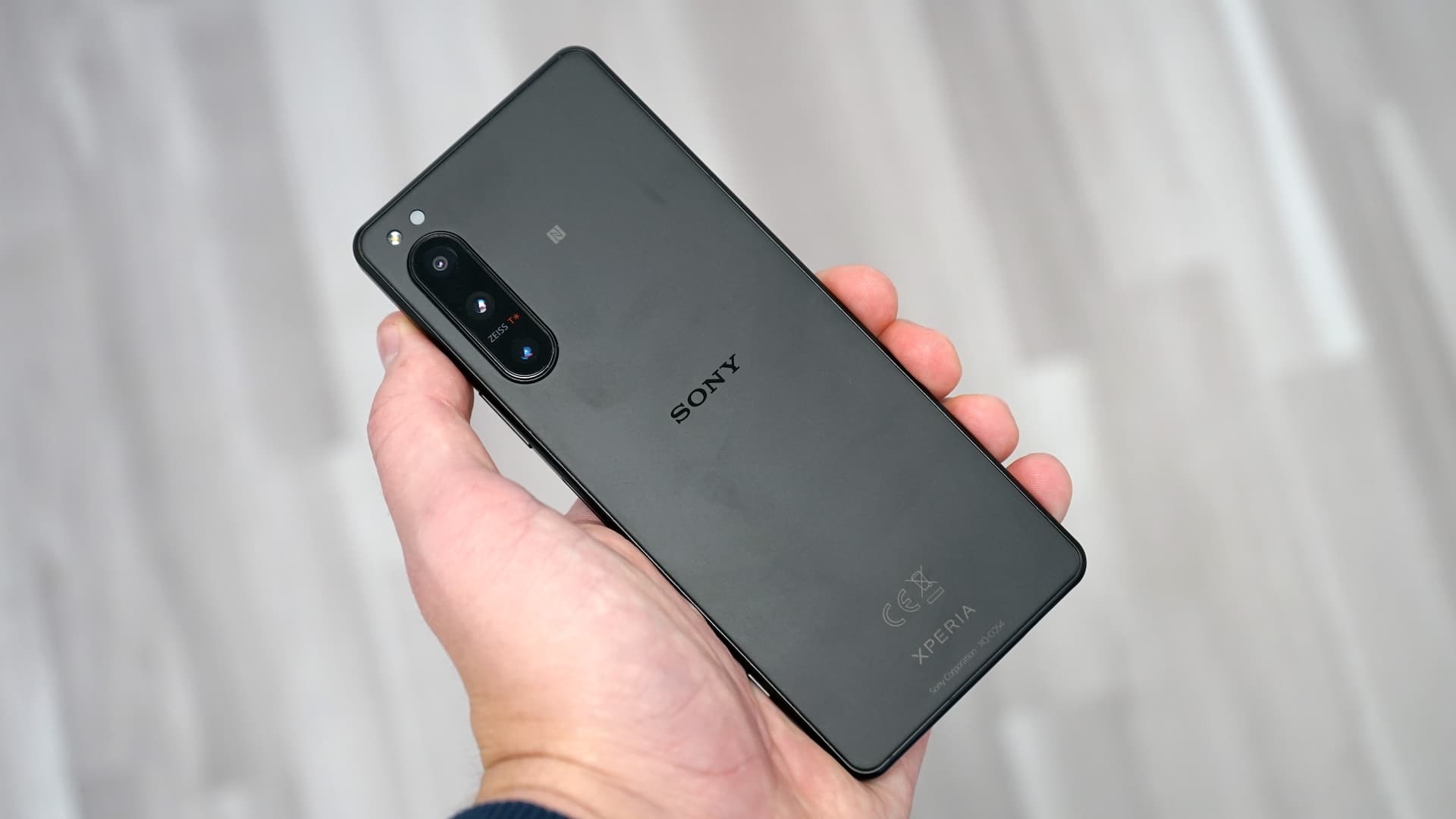 Do ruky padne Xperia 5 IV prostě dokonale