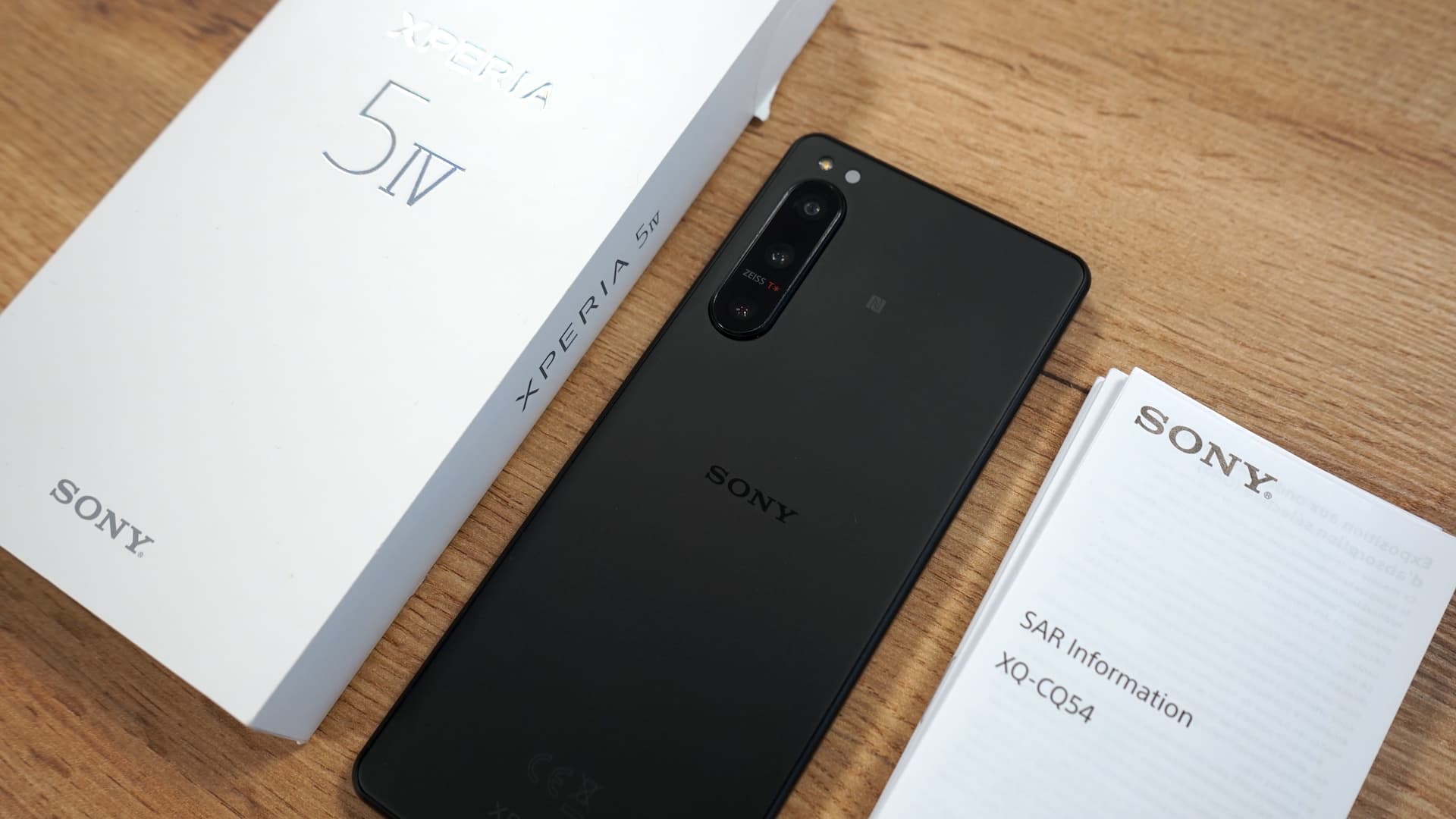 V balení najdete de facto jen telefon a manuál