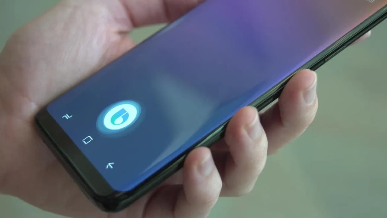 Konkurence je silná. Samsung nejspíš zařízne hlasového asistenta Bixby