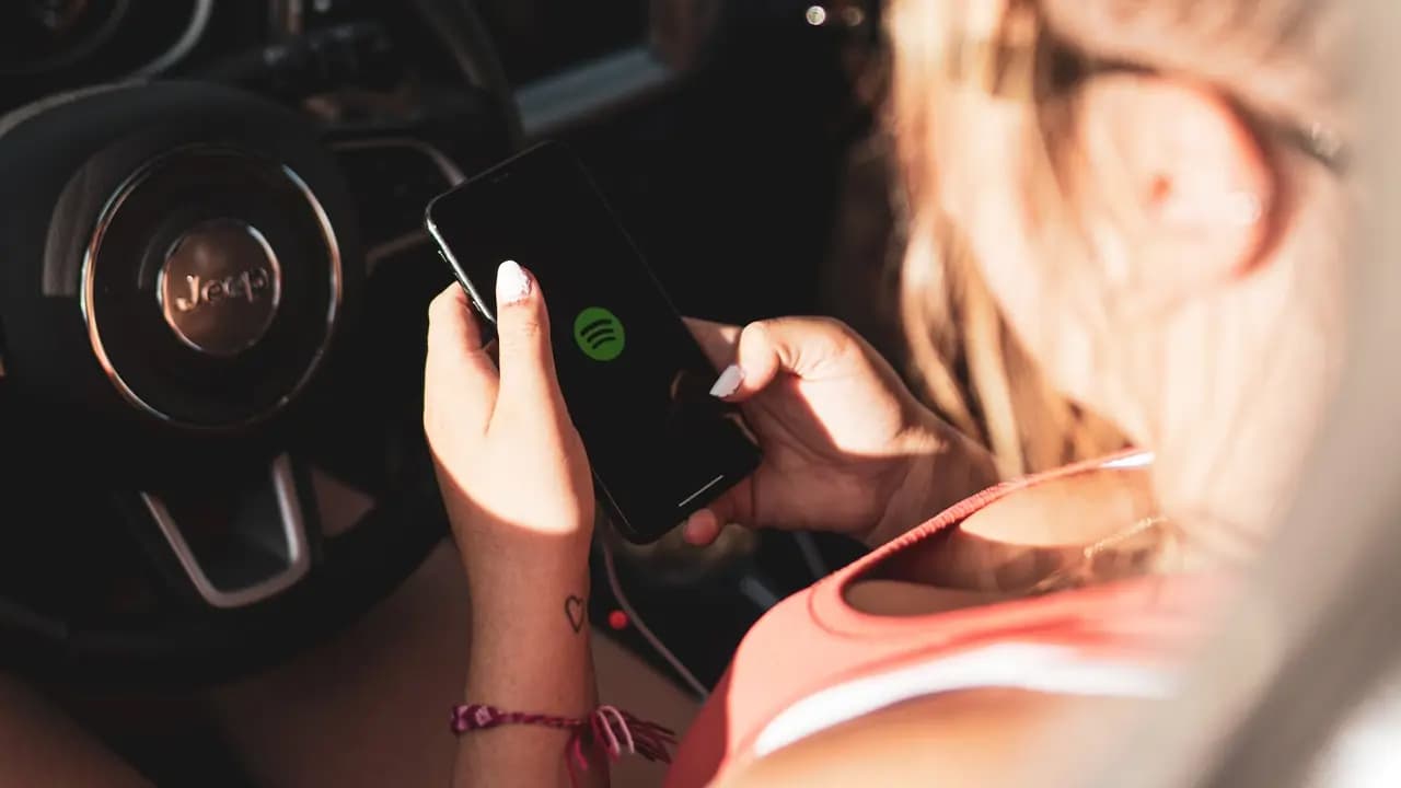 Spotify na mobilu | foto: Unsplash