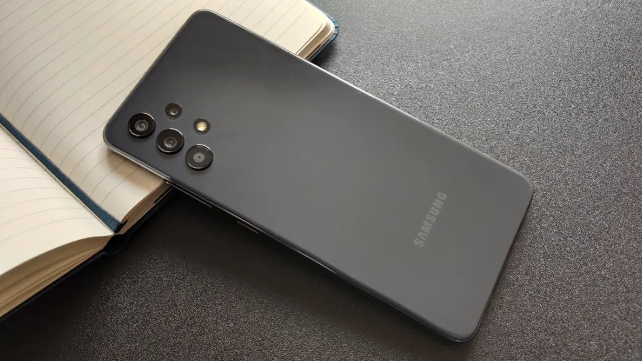 Nestačíme žasnout. Tento levný Samsung má baterii o kapacitě 30 000 mAh