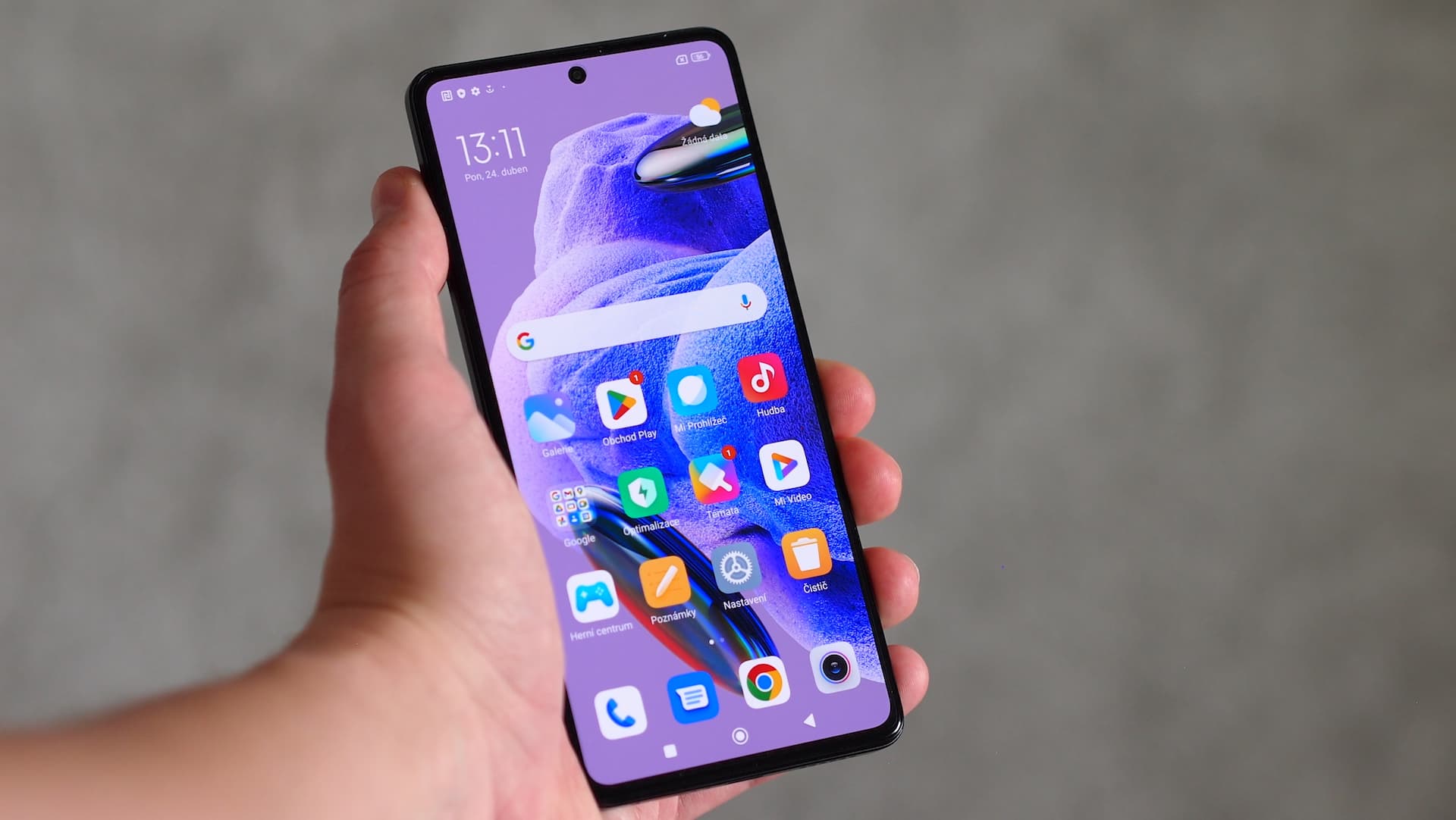 V ruce se drží dobře