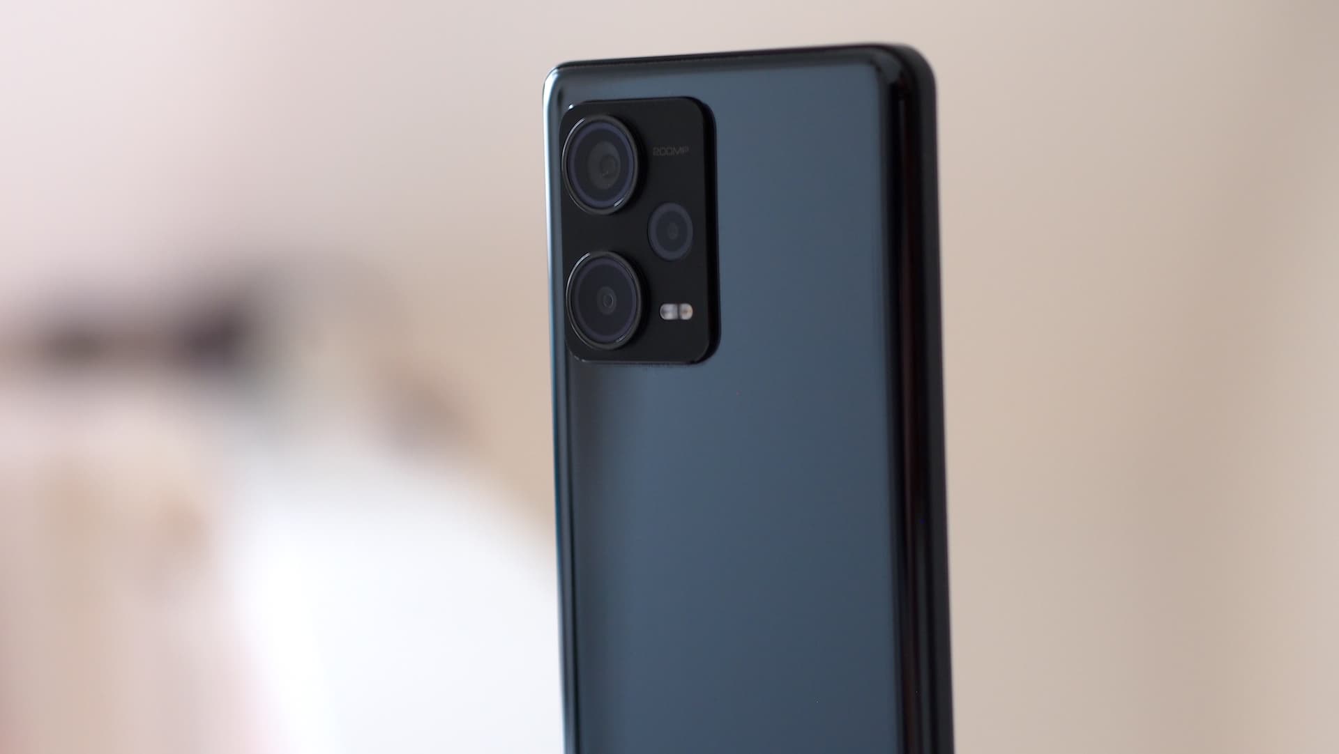 Redmi Note 12 Pro+ má jednoduchý, ale hezký design