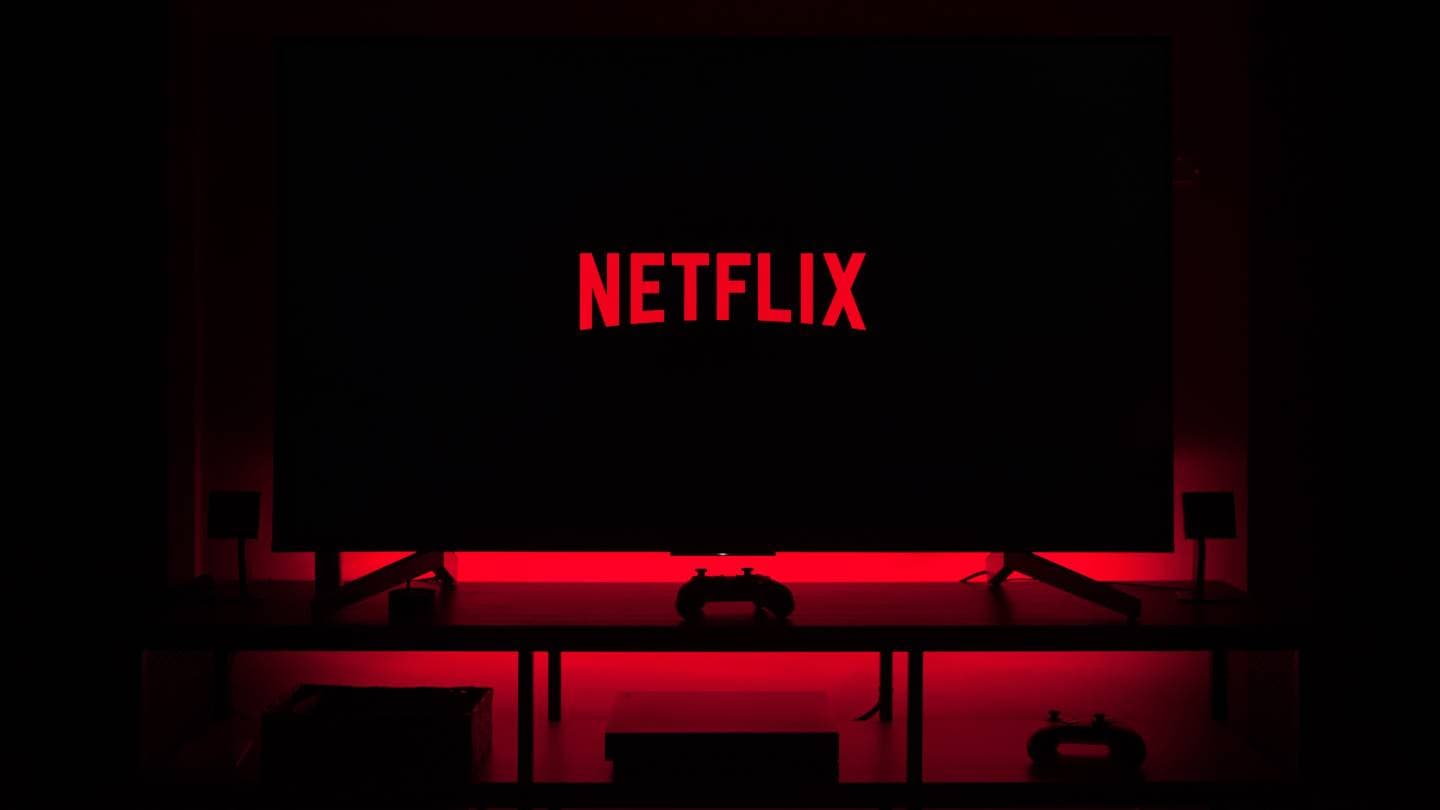 Konec sdílených účtů. Netflix oficiálně zahájil razii proti „šetřílkům“